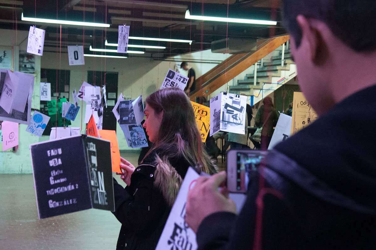 Los signos se encuentran en el soporte. Trabajo de alumnes UBA.